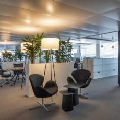 Lista Office LO Sunrise Loungebereich mit Sesseln und Pflanzen als informelle Begegnungszone im Büro