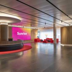 Lista Office LO Sunrise Empfangsbereich mit Theke, Beleuchtungskonzept und offenem Raumlayout