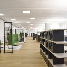 Lista Office LO Bauwerk Parkett Arbeitsbereich mit offenen Regalstrukturen und Schreibtischen im durchgängigen Raumkonzept
