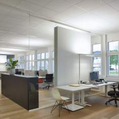 Lista Office LO Bauwerk Parkett Büroarbeitsplätze mit Schreibtischen und Stauraumelementen entlang der Fensterfront