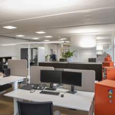 Lista Office LO Bauwerk Parkett Open Space mit Arbeitsplätzen, Monitoren und mobilen Stauraumlösungen