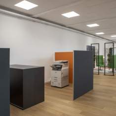 Lista Office LO Bauwerk Parkett Arbeitszone mit freistehenden Stauraumelementen zur Strukturierung des Raumes