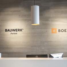Lista Office LO Bauwerk Parkett Empfangsbereich mit Markenlogo und Tresen im Eingangsbereich