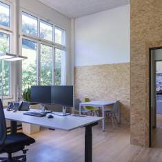 Lista Office LO zubischuhe.ch AG Arbeitsplatz mit Schreibtisch und Besprechungsecke im Büro mit Holzoberflächen