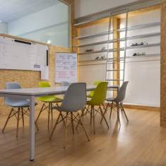 Lista Office LO zubischuhe.ch AG Besprechungsbereich mit Tisch, Stühlen und Whiteboard für Teammeetings