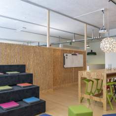 Lista Office LO zubischuhe.ch AG Kommunikationszone mit Sitzstufen und Hochtisch für informellen Austausch