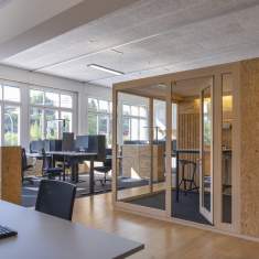 Lista Office LO zubischuhe.ch AG Büro mit integrierten Raum-in-Raum-Strukturen für Meetings und Rückzug