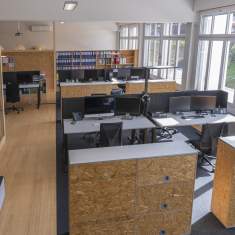 Lista Office LO zubischuhe.ch AG Open Space mit Arbeitsplätzen und Stauraumelementen im Bürobereich