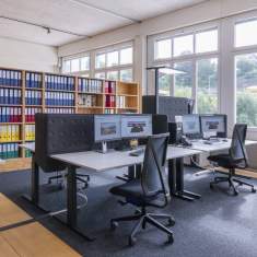 Lista Office LO zubischuhe.ch AG Arbeitsbereich mit Schreibtischen und Monitoren entlang der Fensterfront
