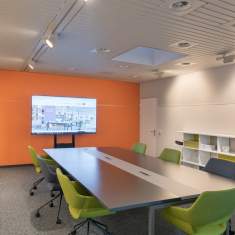 Lista Office LO Arnegg Besprechungsraum mit Konferenztisch, Stühlen und Medienwand für Teammeetings