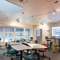 Lista Office LO Arnegg Schulungsbereich mit Tischen, Stühlen und Präsentationstechnik für Workshops