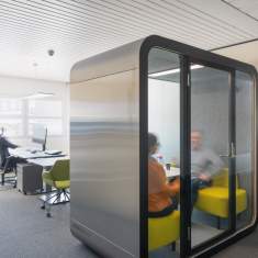 Lista Office LO Arnegg Arbeitsbereich mit integrierter Meetingbox für Rückzug und konzentriertes Arbeiten