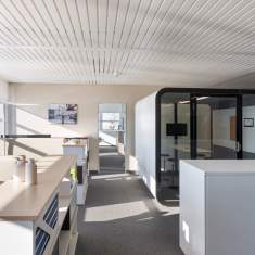 Lista Office LO Arnegg Bürozone mit offenen Arbeitsplätzen und Raumstrukturierung im Showroom-Konzept