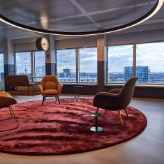 Lista Office LO Swisscom Rotterdam Loungebereich mit Sesseln auf Teppich und Fensterfront mit Stadtblick