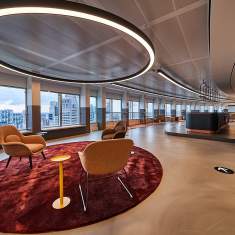 Lista Office LO Swisscom Rotterdam Aufenthaltszone mit Sitzgruppe und Panoramafenstern im oberen Geschoss