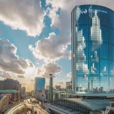 Swisscom Rotterdam Standort im World Trade Center mit Hochhausfassade im städtischen Umfeld