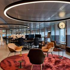 Lista Office LO Swisscom Rotterdam Empfangs- und Loungebereich mit Sitzmöbeln unter ringförmiger Deckenleuchte