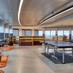 Lista Office LO Swisscom Rotterdam Arbeitsbereich mit Steh-Sitz-Tischen und offener Raumstruktur