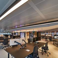 Lista Office LO Swisscom Rotterdam Großraumbüro mit Arbeitsplätzen und Bildschirmarbeitsplätzen entlang der Fensterfront