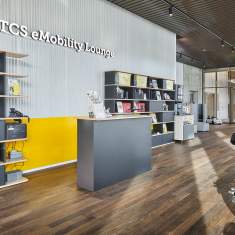 Lista Office LO TCS Bern Empfangsbereich mit Theke, Regalen und Wartezone im Eingangsbereich