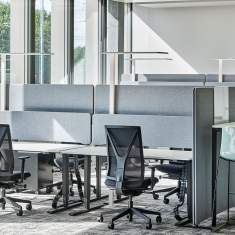 Lista Office LO TCS Bern Arbeitsplätze mit Schreibtischen und Trennwänden entlang der Fensterfront