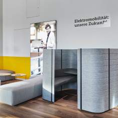 Lista Office LO TCS Bern Kommunikationsbereich mit Sitzmöbeln und farblich akzentuierten Raumstrukturen