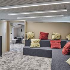Lista Office LO TCS Bern Rückzugszone mit Sitzlandschaft und Kissen für informelle Pausen
