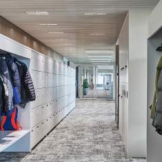 Lista Office LO TCS Bern Garderobenbereich mit Schränken und Aufbewahrungslösungen im Flur