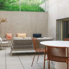 Lista Office LO Fribourg Showroom Außenbereich mit Sitzmöbeln und Tischen auf der Terrasse