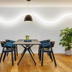 Lista Office LO Fribourg Showroom Besprechungsbereich mit Tisch, Stühlen und dekorativer Wandgestaltung