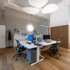 Lista Office LO Fribourg Showroom Arbeitsbereich mit Schreibtischen, Monitoren und offener Raumgestaltung