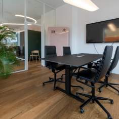 Lista Office LO Fribourg Showroom Besprechungsraum mit Tisch und Stühlen in ruhiger Umgebung