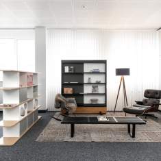 Lista Office LO Liechtenstein Showroom Wohnbereich mit Sitzmöbeln, Regalstruktur und Beistelltisch zur Präsentation von Einrichtungslösungen