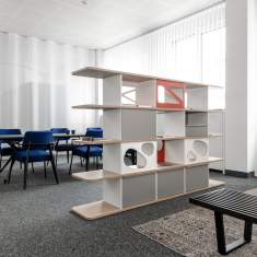 Lista Office LO Liechtenstein Showroom mit offenen Regalelementen und Besprechungsbereich im Ausstellungsraum