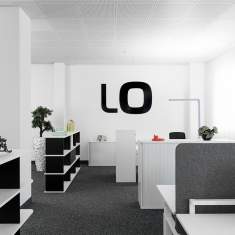 Lista Office LO Liechtenstein Showroom Empfangsbereich mit Arbeitsplatz und Markenlogo im Hintergrund