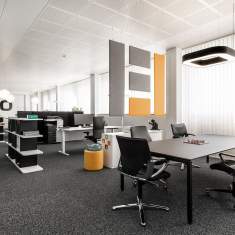 Lista Office LO Liechtenstein Showroom Besprechungszone mit Tisch, Stühlen und integrierten Stauraumlösungen