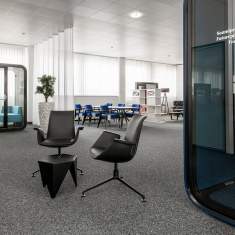 Lista Office LO Liechtenstein Showroom Arbeitsbereich mit Meetingbox und Sitzmöbeln für Rückzug und Austausch