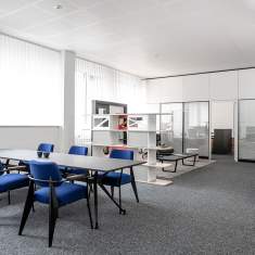 Lista Office LO Liechtenstein Showroom Seminarbereich mit Tischen und Stühlen für Schulungen und Präsentationen