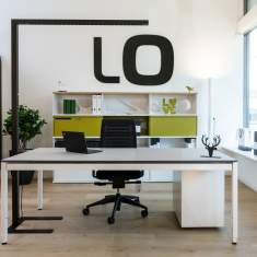 Lista Office LO Neuchâtel Showroom Arbeitsplatz mit Schreibtisch, Stauraum und Markenlogo im Hintergrund