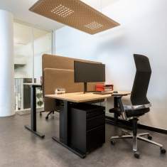 Lista Office LO Neuchâtel Showroom Arbeitsbereich mit höhenverstellbarem Tisch und Bürostuhl im offenen Raum