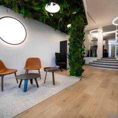 Lista Office LO Neuchâtel Showroom Loungebereich mit Sesseln und bepflanzter Wand als Gestaltungselement
