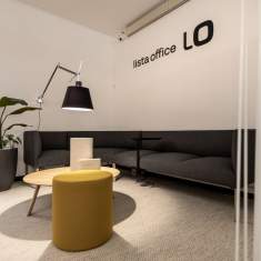 Lista Office LO Neuchâtel Showroom Rückzugsbereich mit Sofa und Beistelltisch in ruhiger Zone