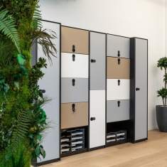Lista Office LO Neuchâtel Showroom Stauraumbereich mit Schränken und Pflanzenwand zur Raumgliederung