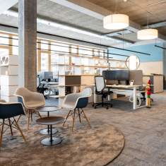 Lista Office LO Carletto AG Besprechungsbereich mit Tisch, Stühlen und Regalsystem im offenen Raumkonzept