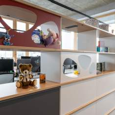 Lista Office LO Carletto AG Regalsystem mit ausgestellten Spielwaren im Büro als Präsentationsfläche