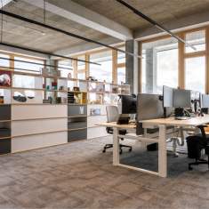 Lista Office LO Carletto AG Open Space mit Schreibtischen und Regalen im Büro mit Produktpräsentation