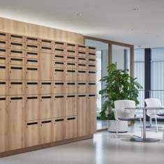 Lista Office LO Inselspital Bern Garderobenbereich mit Schließfächern und Sitzgelegenheiten im Personalbereich