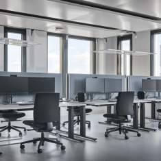 Lista Office LO Inselspital Bern Büroarbeitsplätze mit Schreibtischen und Monitoren im Open Space
