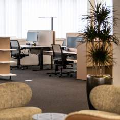 Lista Office LO Simply Services AG Loungezone mit Sesseln und Beistelltisch für informelle Gespräche