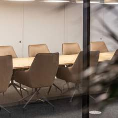 Lista Office LO Simply Services AG Besprechungsraum mit Tisch und Stühlen für Meetings im Team